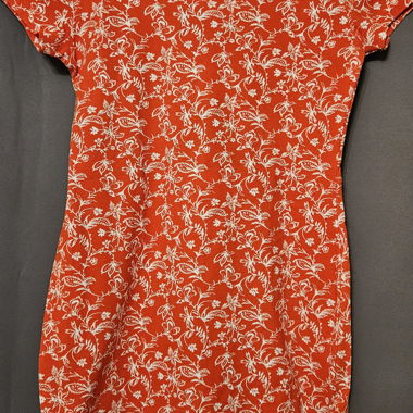 Robe rouge avec motif floral
