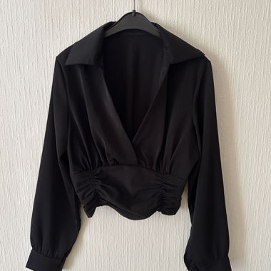 Schwarze Bluse mit Ausschnitt und tailliert