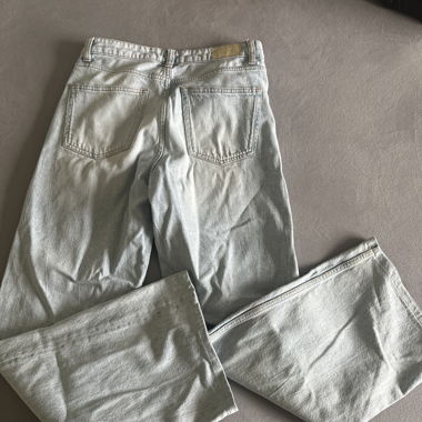 Graue Jeanshose