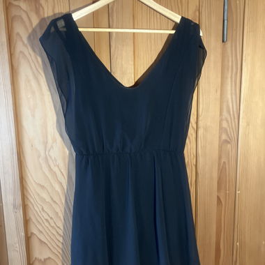 Schwarzes kurzes Chiffon-Kleid