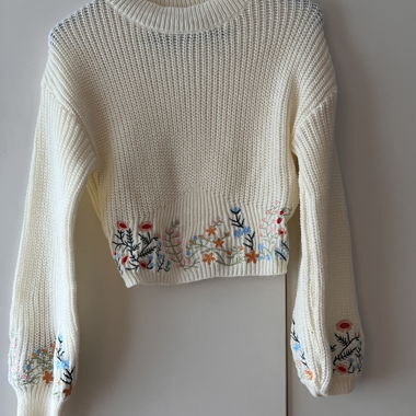 White embroidered sweater - cropped