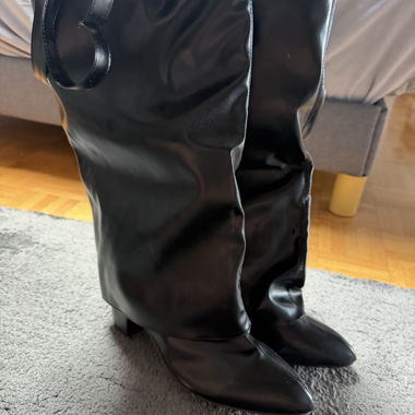 Schwarze Overknee-Stiefel