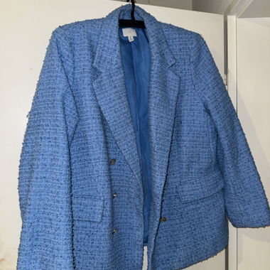 Hellblauer-Blazer mit Goldknöpfen