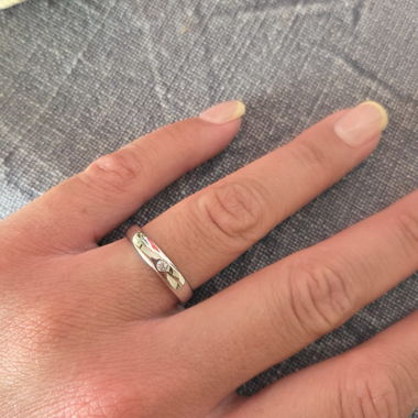 Anello in tinta argento con pietra