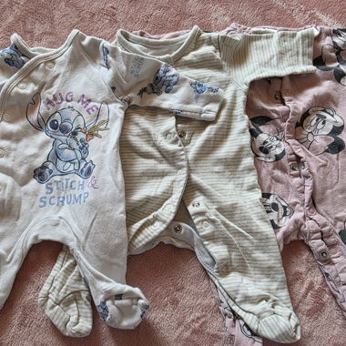 3 Baby Strampler mit Füssen 50/56
