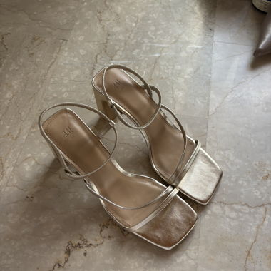 Sandalo con tacco quadrato, colore dorato