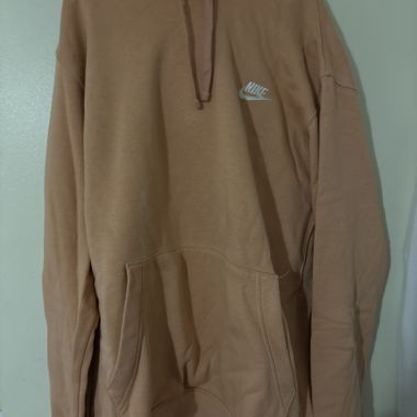 Nike Kapuzenpullover mit weissem aufgesticktem Logo auf der Brust