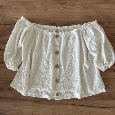 Schulterfreie Knopfbluse von Stradivarius