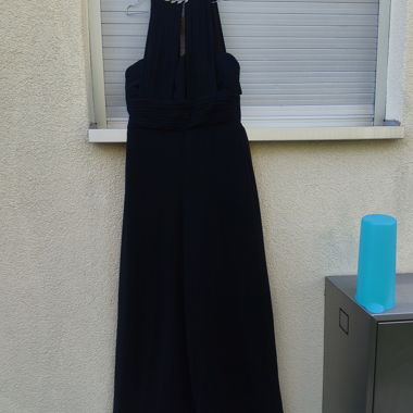 Elegantes schwarzes Abendkleid mit weitem Hosenbeinschnitt