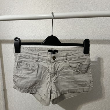Short beige taille 34 en coton, parfait pour l'été