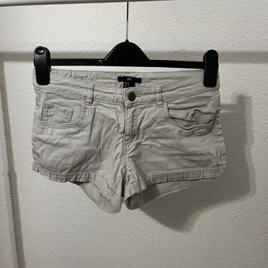 Short beige taille 34 en coton, parfait pour l'été