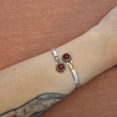 Bracelet boho réglable avec pierre rouge