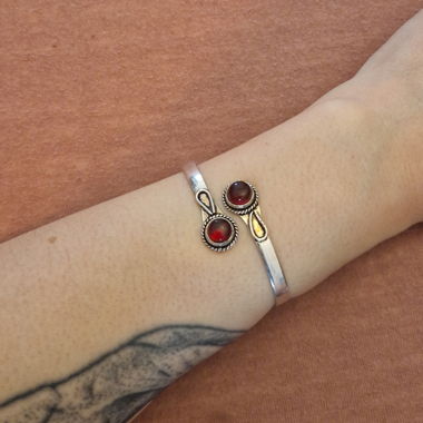 Bracelet boho réglable avec pierre rouge