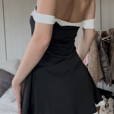 Robe noire épaules dénudées