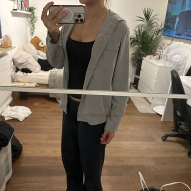 Graue leichte Jacke
