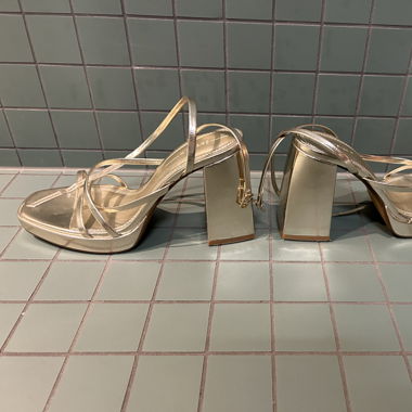 Gold Schuh