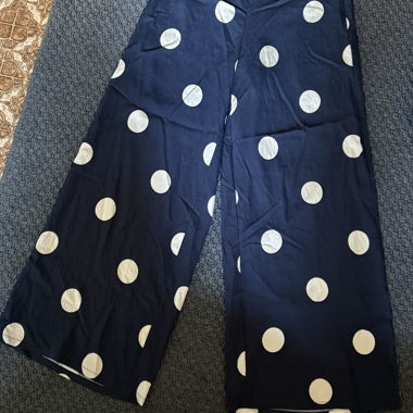 Weite Hose mit Punkten