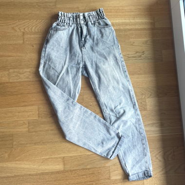Jeans mit Paperbag-Bund