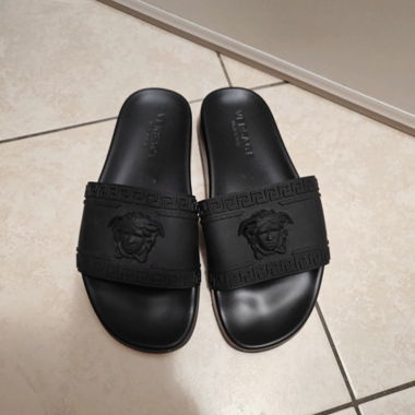 Claquettes Versace 45 noires, élégantes 