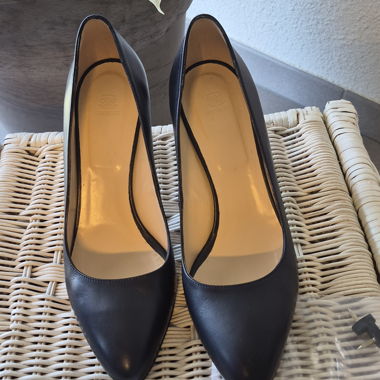 Schwarze Pumps mit Absatz