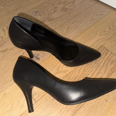 Décolleté asimmetrici in similpelle nera