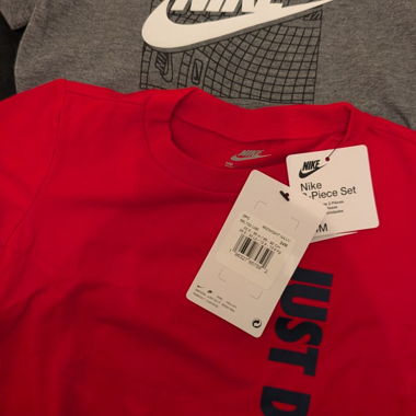 Deux t'shirt Nike taille 24 mois 