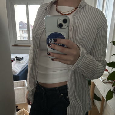 camicia a righe grigio e bianco