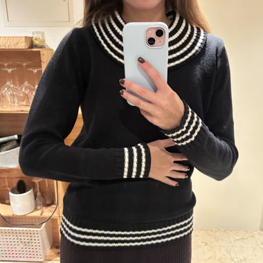 Maglione nero con collo a righe