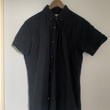 Chemise noire à manches courtes
