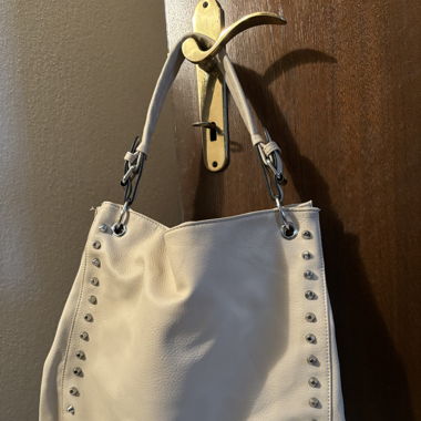 Weiße Tasche mit Nieten, elegant und geräumig
