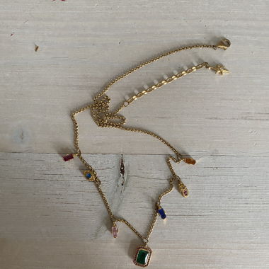 Collier doré avec détails colorés
