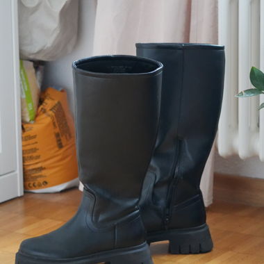Schwarze hohe Boots
