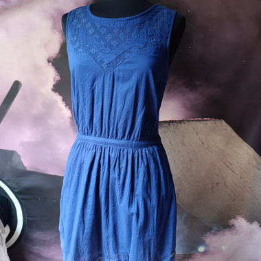 Blaues ärmelloses Kleid