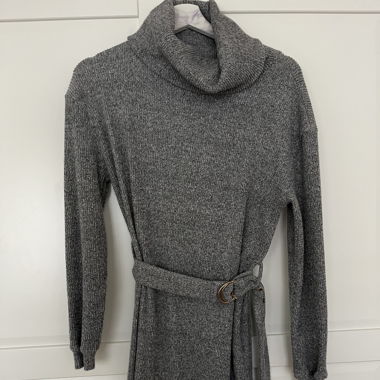 Strickkleid mit Rollkragen und Gürtel – wie neu