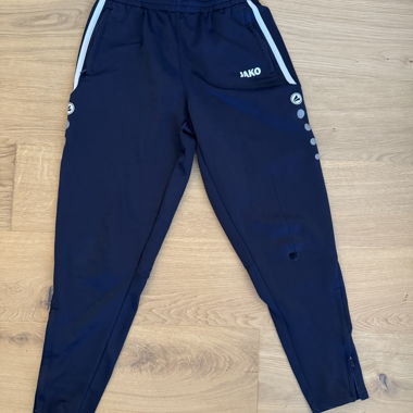 JAKO Sporthose mit kleinem Loch