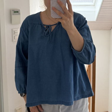Blaue Bluse mit Bindeband