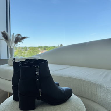 Schwarze Stiefeletten mit Blockabsatz