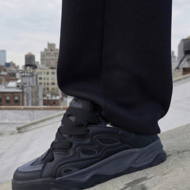 Schwarzer Sneaker