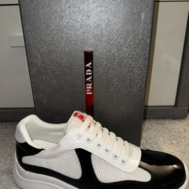 Prada Cup sneakers noires et blanches