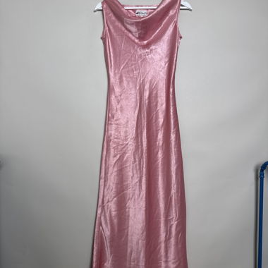 Robe longue maxi en satin rose