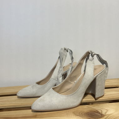 Hellgraue Absatz Schuhe zum umbinden