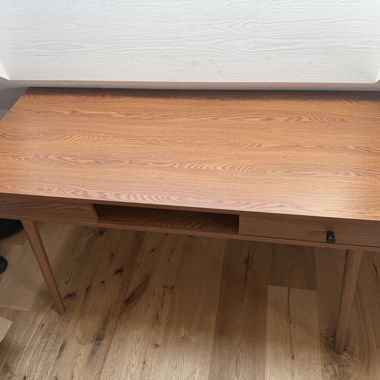 Holztisch mit Schublade