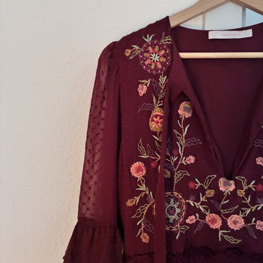Robe bordeaux avec broderie