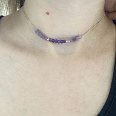 Lila vergoldete Perlenkette mit echten Steinen