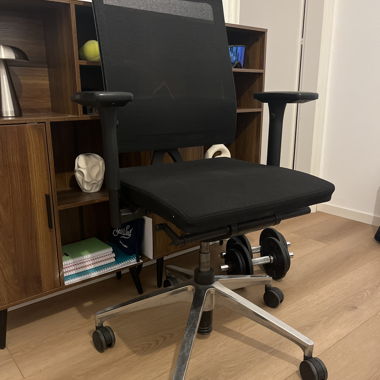 Schwarzer ergonomischer Bürostuhl
