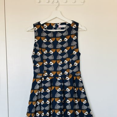 Robustes Mini-Kleid mit Printmuster