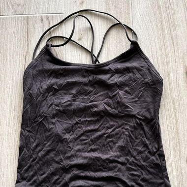 Top gris dos ouvert