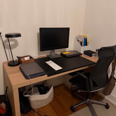 Bureau moderne en bois et chaise