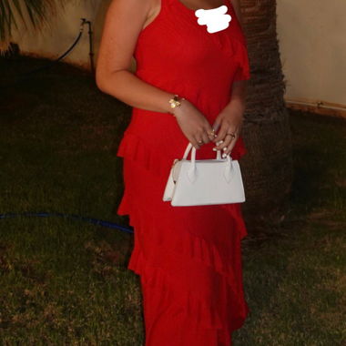 Abito rosso con balze