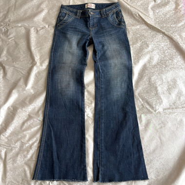 Jeans bootcut a strati con ricami ornamentali